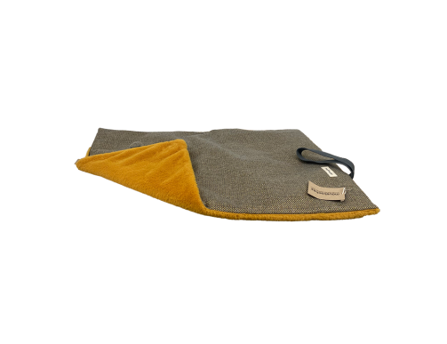 TRAVEL MATE MOUSTACHES CHEVRON JAUNE 120X80CM